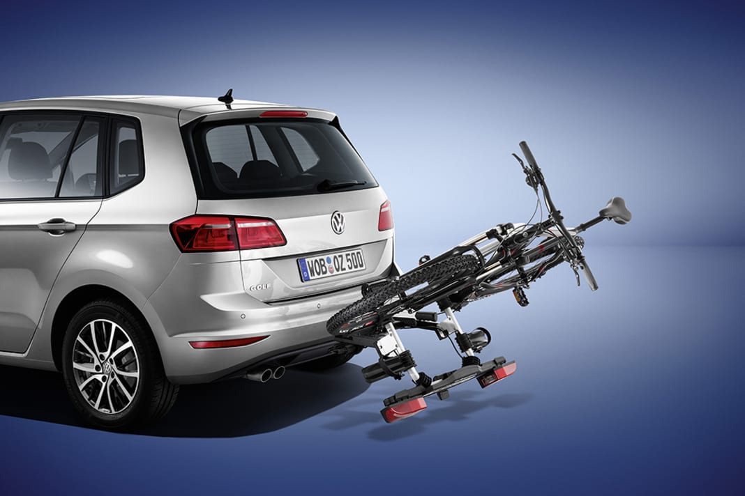 Eine besonders praktische und innovative Lösung für den Fahrradtransport ist der Volkswagen Original klappbare Fahrradträger für die Reserveradmulde "Micro II". Sollen bis zu zwei Fahrräder für einen Ausflug oder den Urlaub dabei sein, einfach den klappbaren Fahrradträger aus der Reserveradmulde herausnehmen, aufklappen und per Schnellspannverschluss auf der Anhängevorrichtung befestigen. Der Abklappmechanismus ermöglicht auch mit montierten Fahrrädern ein problemloses Öffnen der Heckklappe. Gleichzeitig sorgt die Diebstahlsicherung für den Schutz des Transportguts. Bei Nichtgebrauch lässt sich der Fahrradträger wieder zusammenklappen und in der Reserveradmulde verstauen.