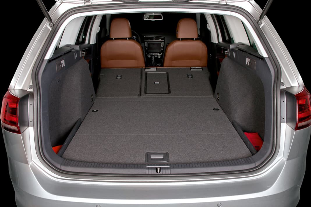 Golf Variant: Kofferraumvolumen von 605 bis 1620 Liter, nicht ganz ebene Ladefläche nach dem Umklappen der hinteren Sitzbanklehne
