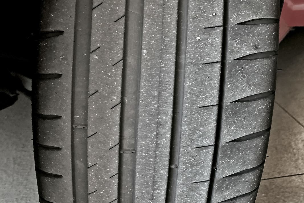 Michelin Pilot Sport 4 Im Sommer waren wir gerne auf den optionalen 20-Zöllern unterwegs, auf denen der Hybrid-A6 in die Redaktion rollte. Der Michelin gefiel uns dabei sehr gut, super auf Nässe und im Trockenen, bestes Handling, gutmütig und laufruhig