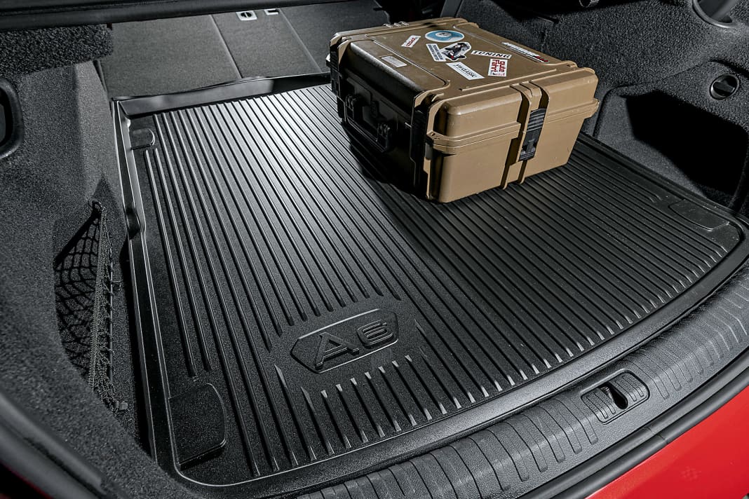 SAUBERE LADELÖSUNG Die formstabile Kunststoffschale mit umlaufendem Rand (97 Euro) reduziert das Verrutschen der Ladung und schützt den Gepäckraum vor Verunreinigung und Durchnässen des Kofferraumbodens