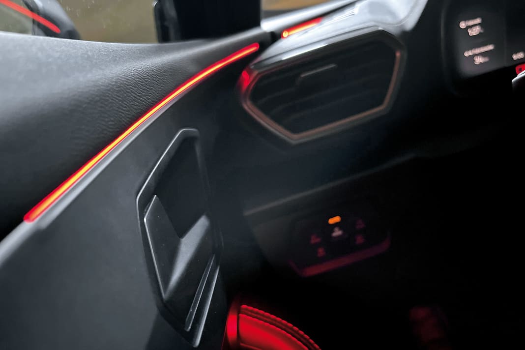 Das Ambiente-Lichtpaket für 380 Eur o lässt das ohnehin schon schicke Formentor- Interieur noch hochwertiger erstrahlen | Fotos M. Santoro & J. Hildebrand