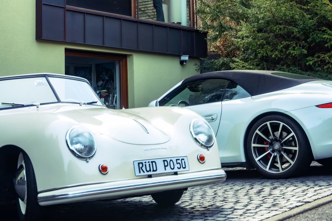 Evolution: Mehr als sechs Jahrzehnte trennen die beiden Cabriolets: den Porsche 356 aus dem Jahr 1950 und den Porsche 911 4S (Typ 991) von 2014.