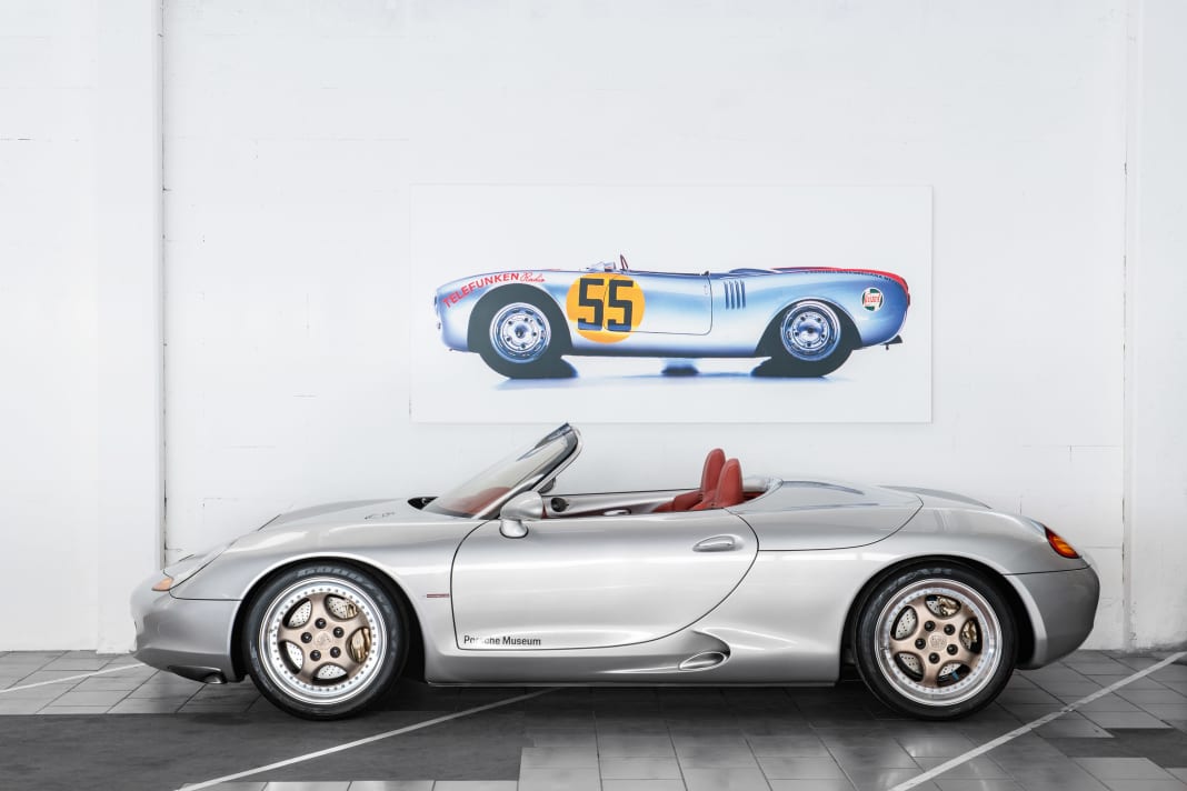 Weltpremiere in Amerika: Der Porsche-Designer Grant Larson – heute Direktor für Sonderprojekte – entwickelt 1992 die im Januar 1993 auf der NAIAS in Detroit präsentierte Boxster-Studie. Im Bild dahinter: der 550-1500 RS Spyder.