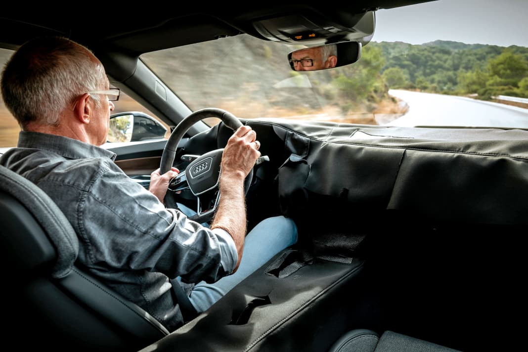 Die Performance des Audi RS E-Tron GT ist beeindruckend. Auf kurvenreichen Landstraßen fegt der serienmäßig mit Quattro-Antrieb, Hinterachslenkung und elektrischen Hinterachsdifferenzial ausgerüstete Elektro- Sportler äußerste präzise um die Ecken. Die beiden E-Maschinen sorgen für den entsprechenden Vortrieb