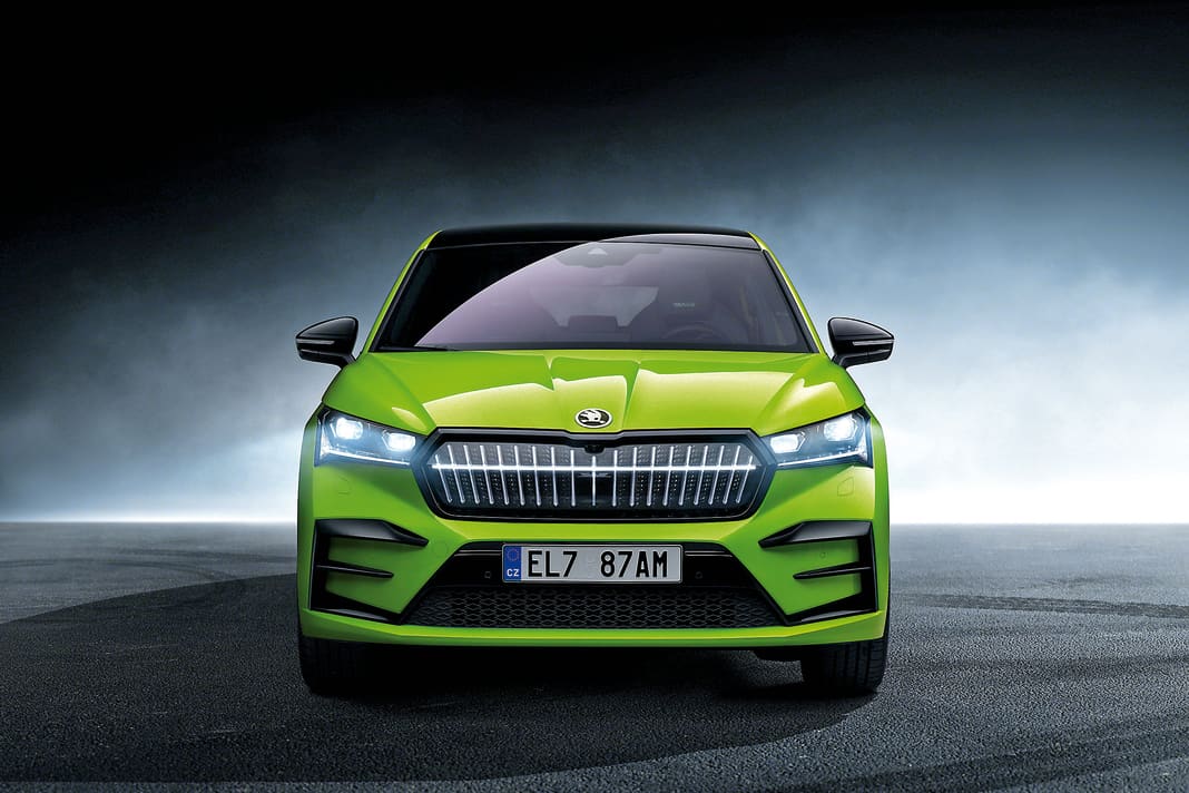 Ein beleuchteter Grill (Crystal Face), Matrix-LED-Scheinwerfer und eine scharf gezeichnete Schürze mit E-förmigen Einfassungen der Air Curtains zieren das Top-Modell Enyaq Coupé RS iV