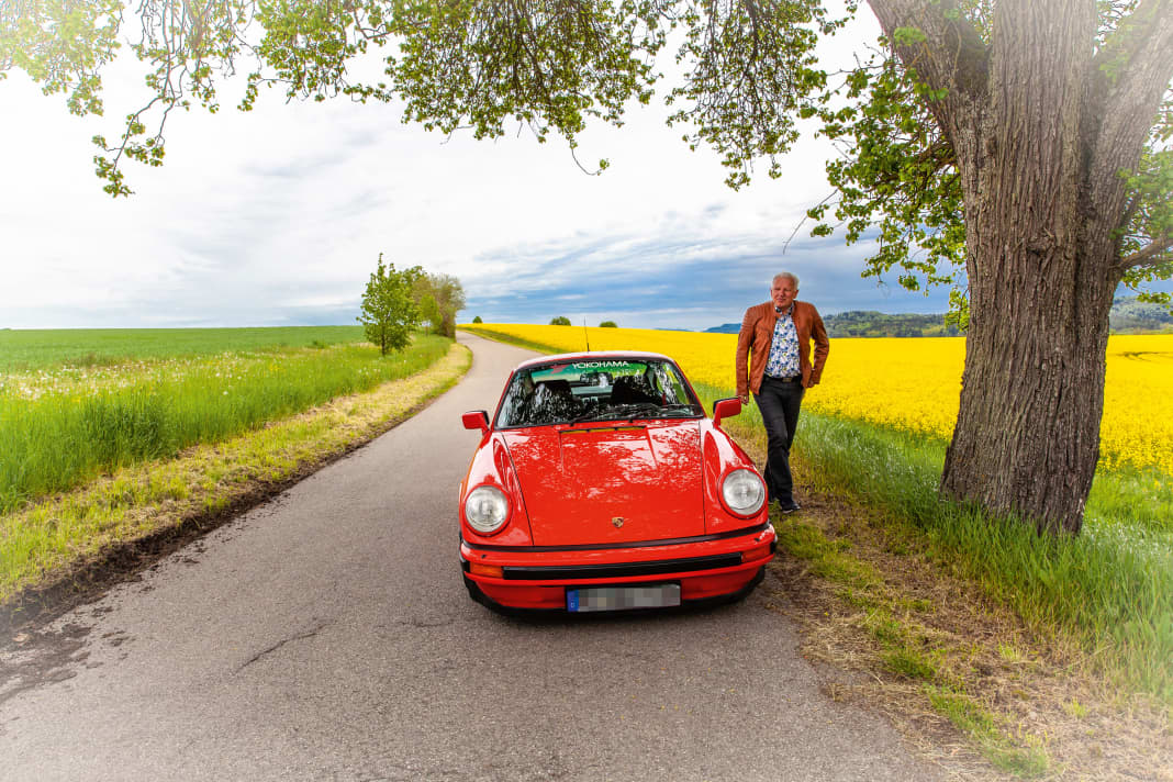 Zeitlos schön: Selbst die pittoreske Landschaft unterm Himmelsblau gewinnt durch Albert Hausers Porsche.