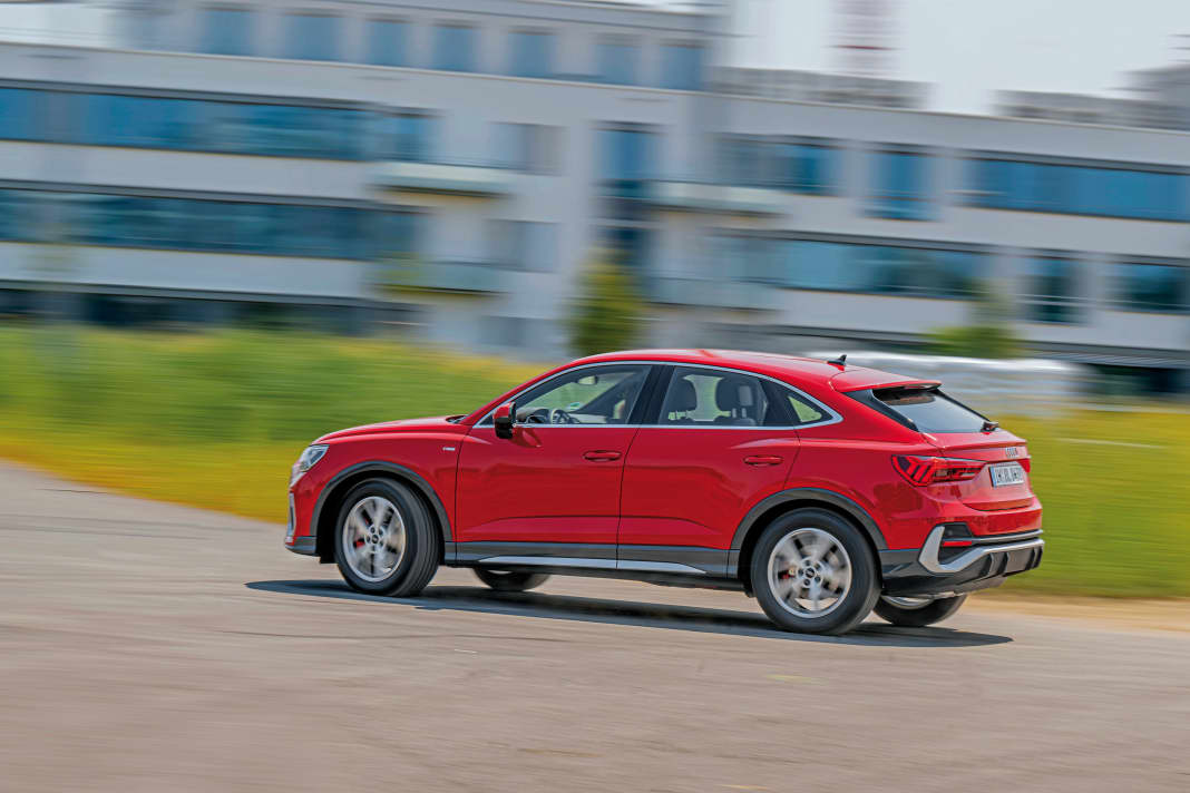 Fahrdynamisch macht dem Q3 Sportback 45 TFSI Quattro S-Tronic so schnell keiner was vor – Sportfahrwerk und Progressivlenkung sind Serie, noch spaßiger wird es mit dem Adaptiv-Fahrwerk, enthalten im Dynamik-Paket