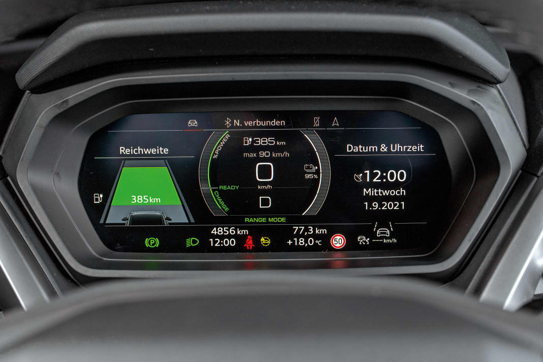 Zum volldigitalen Bedienkonzept zählt das 10,25 Zoll große Cockpit mit sehr gut ablesbaren Anzeigen und vielseitigen Ansichten