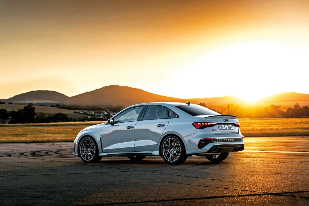 Neben dem Hot Hatch Sportback bietet Audi das Editionsmodell des R S3 auch als betör end gezeichnete Power-Limousine an