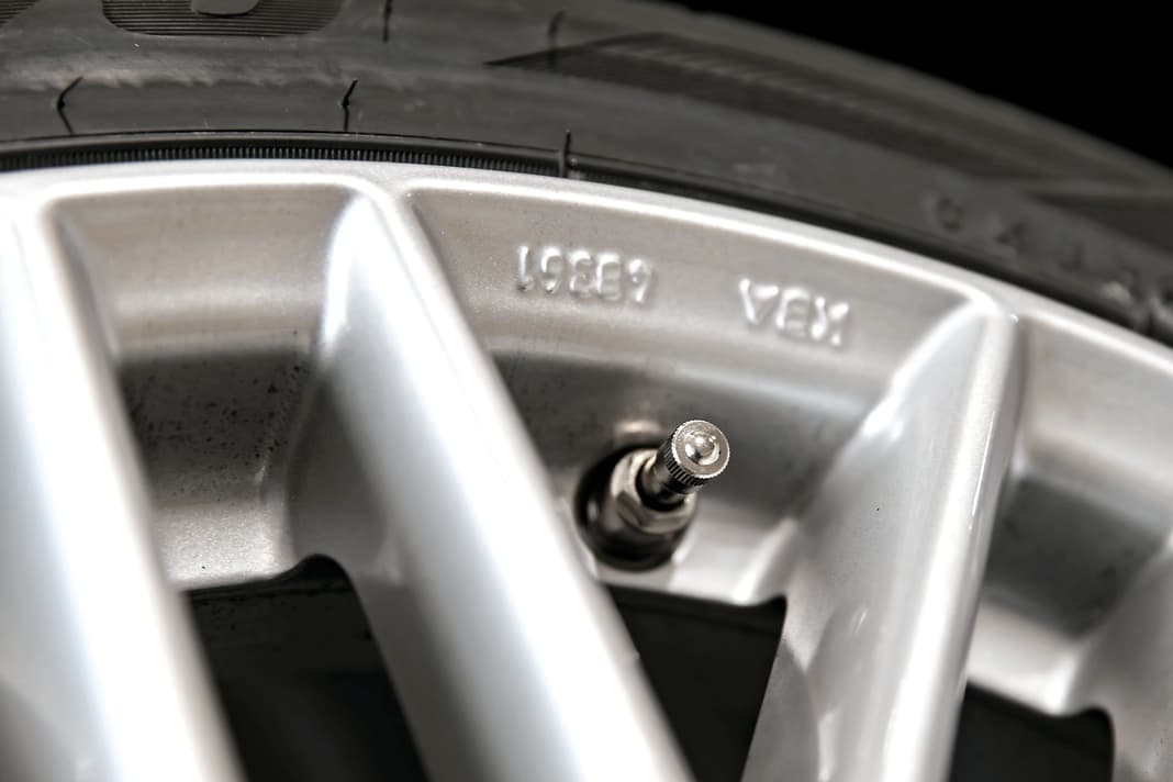 Man trifft sie zwar bevorzugt auf schicken Alufelgen, doch Metall-Ventile (l.) sind grundsätzlich die bessere Wahl gegenüber den herkömmlichen Gummi-Varianten.