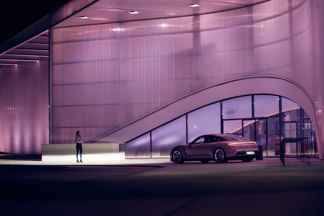 Pastellfarben: Die Museumsbeleuchtung harmoniert perfekt mit dem Porsche Taycan.