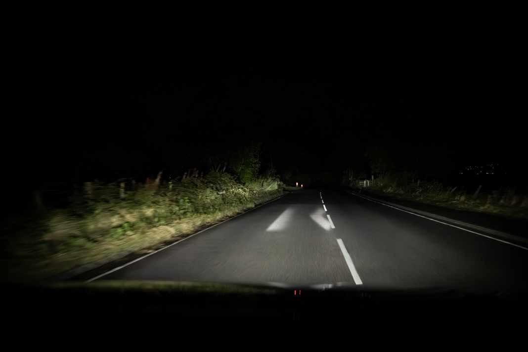 Digitale Matrix LED-Scheinwerfer des Audi Q3 mit aktiviertem Orientierungslicht