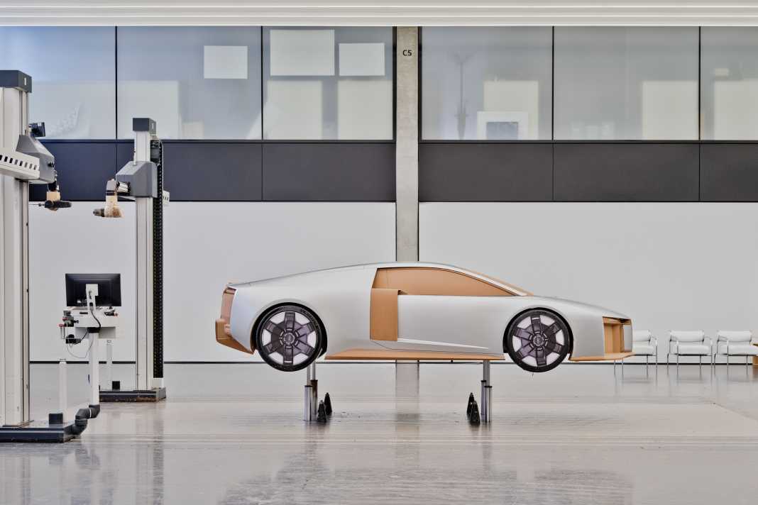 Bei Audi Design wird ein Tonmodell im Maßstab 1:1 vermessen und für die nächsten Schritte der Fahrzeugentwicklung weiter verfeinert.