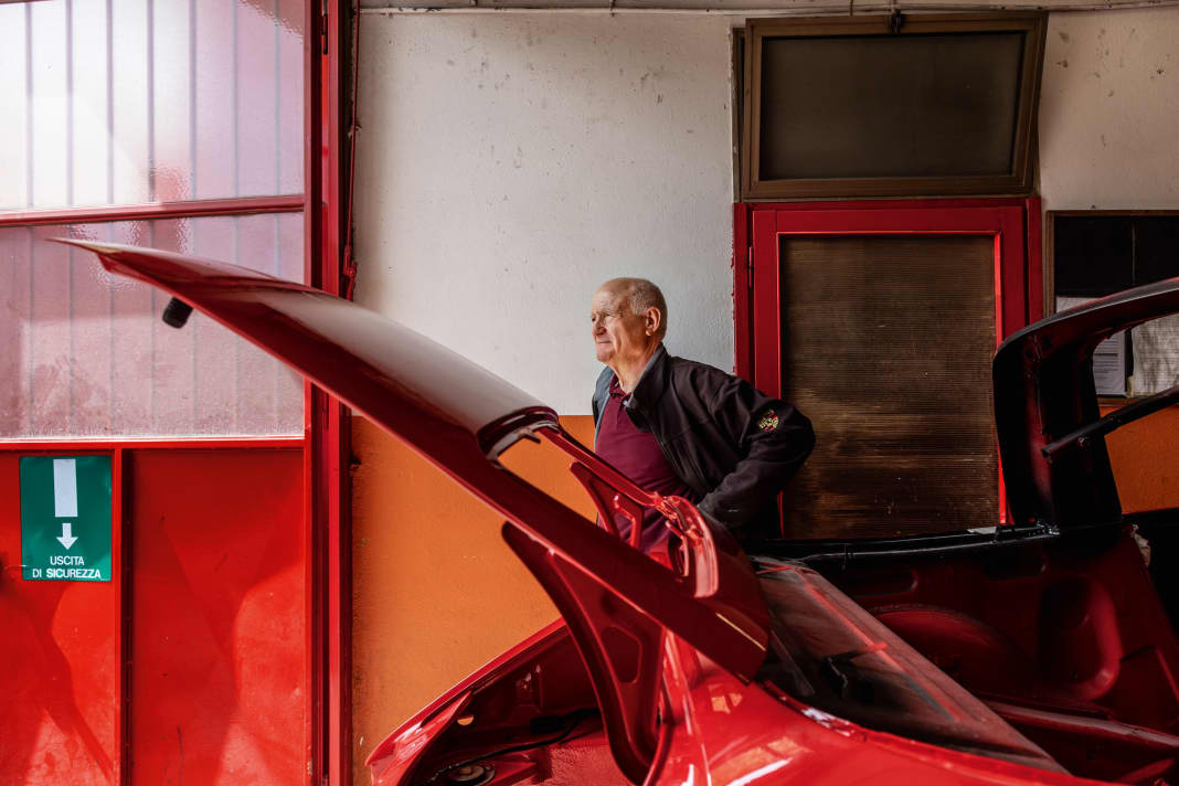 Das andere Rot: Alonso Corato am Tor seiner Werkstatt. Wie es sich für einen Italiener gehört, hat er vor 45 Jahren mit Ferrari-Reparaturen begonnen. Aber schon bald triumphierte die Begeisterung für Porsche über den PS-Patriotismus.