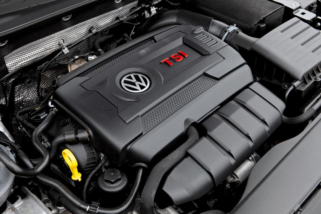 Moderne Triebwerke verstecken sich gern unter Plastik, so auch der 2.0 TSI