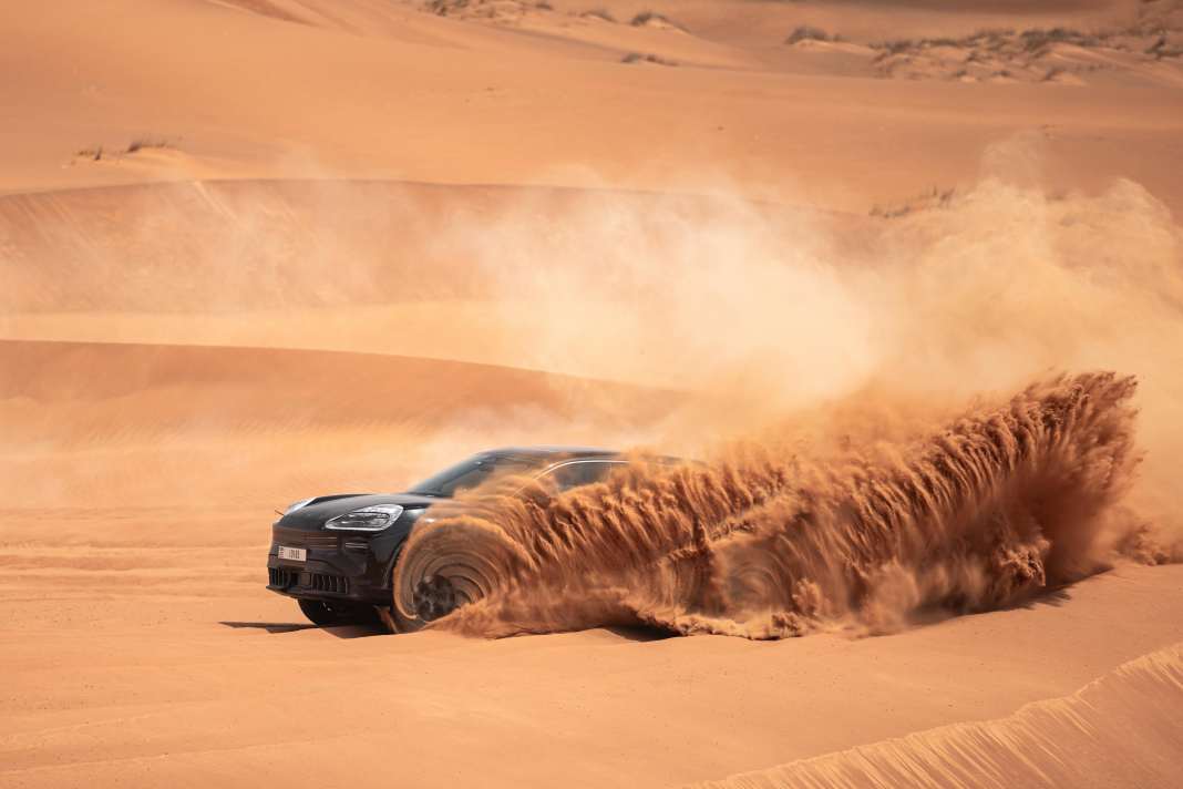 Im Rahmen der finalen Testfahrten bringen die Ingenieure das SUV an seine Grenzen – bei glühender Hitze...