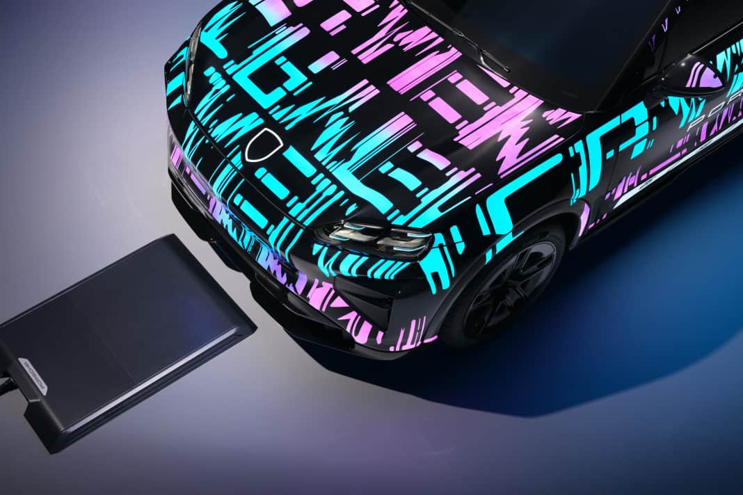 Fahrzeug abstellen, aufladen – und das kontaktlos. Was von Smartphone und Co. bekannt ist, funktioniert jetzt auch mit Sportwagen. Erstmalig bei Porsche.