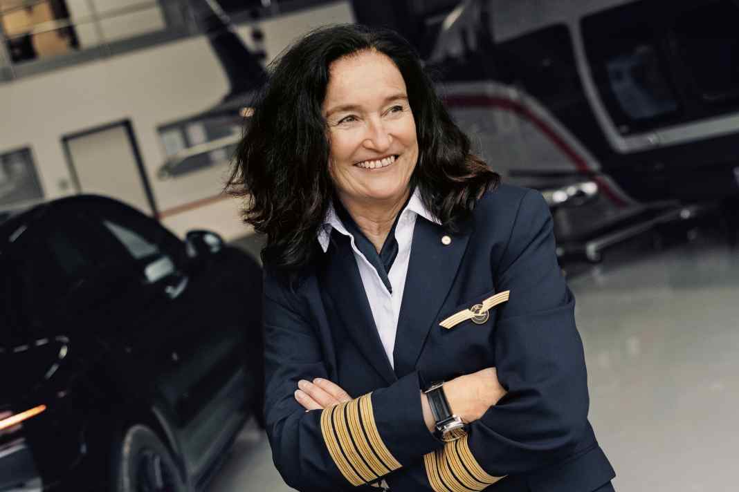 Leidenschaftliche Fliegerin: Cordula Pflaum in Uniform auf einem Flugplatz in der Nähe ihres Heimatortes bei Bamberg – beruflich wie privat ist sie von leistungsstarken Motoren umgeben.