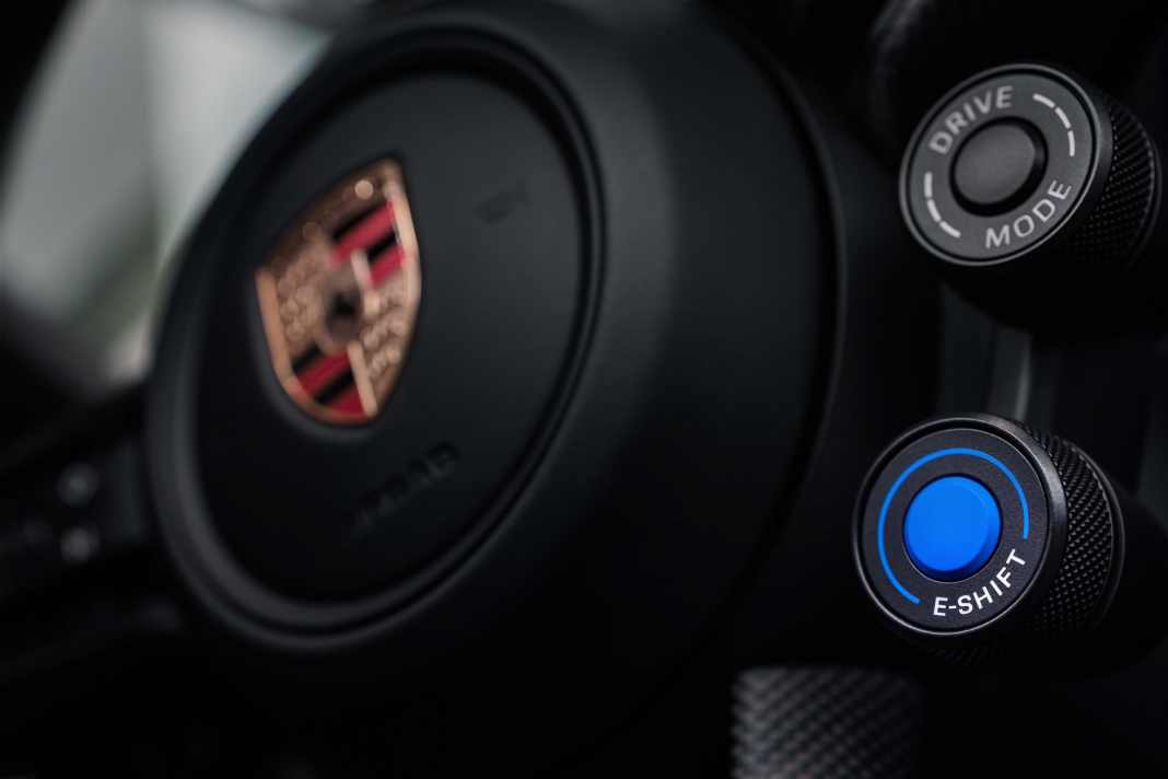 Porsche Taycan Turbo GT mit E-Shift Mode-Schalter am GT-Sportlenkrad