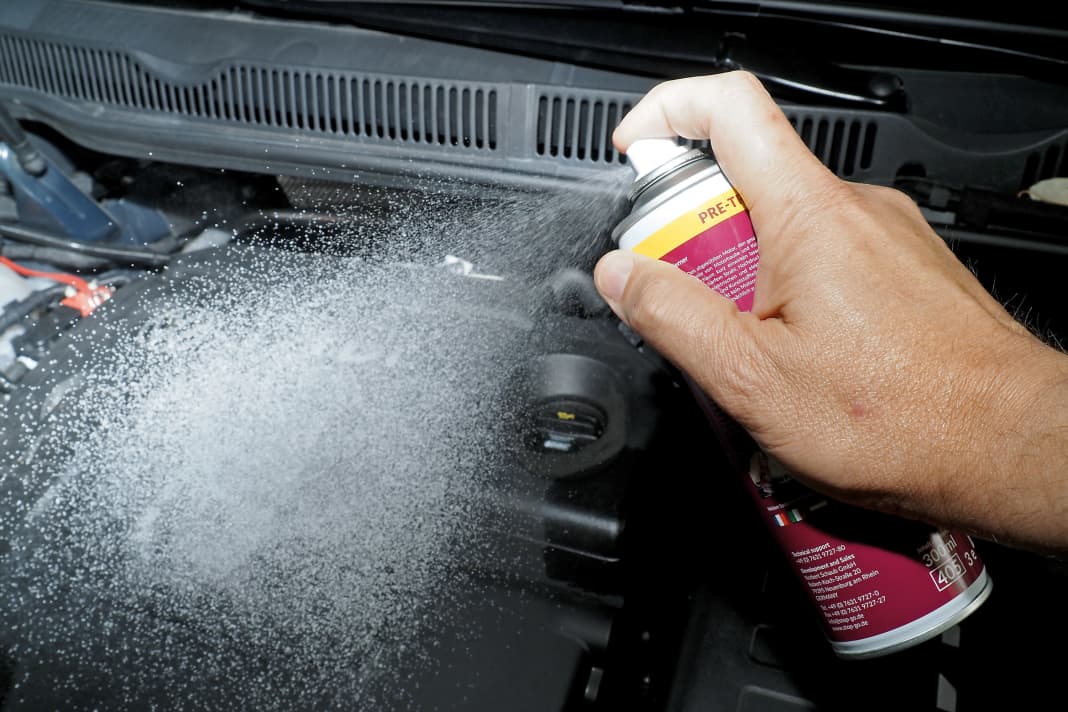 1 Insbesondere nach Marderbesuch empfiehlt sich eine Säuberung mit Stop&Go-Reinigungsspray