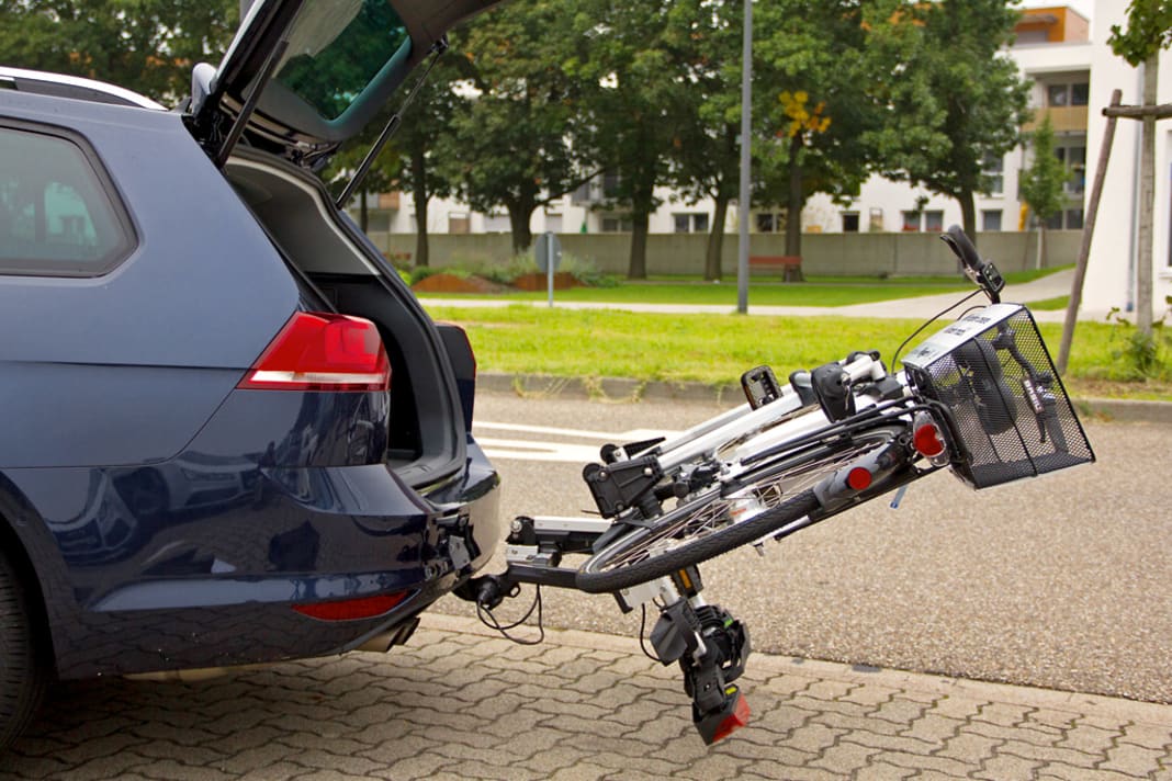 Über die Fußentriegelung unterm Kennzeichenhalter wird der Träger abgeklappt – die Heckklappe lässt sich so ohne Einschränkung öffnen