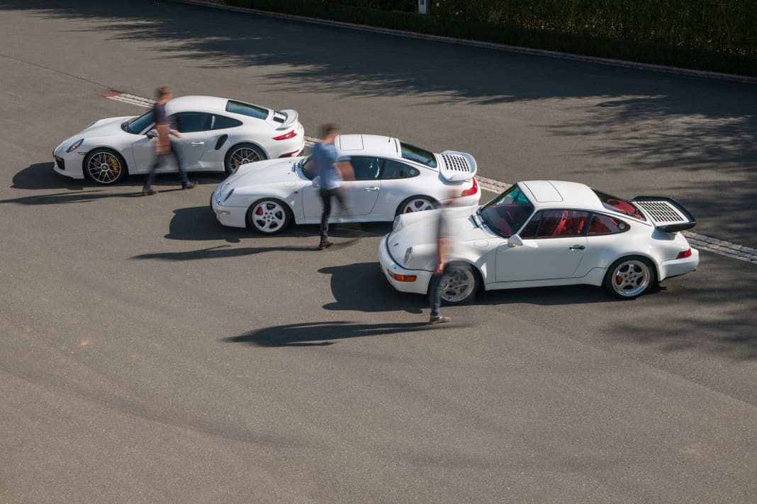 991, 993, 964: Drei generationen des 911 Turbo als zeitmaschinen. der 991 Turbo, Baujahr 2016, für die Gegenwart.  Aus dem Jahr 1998 angereist: der 993 Turbo s. 1993 zugelassen: der 964 Turbo 3.6.