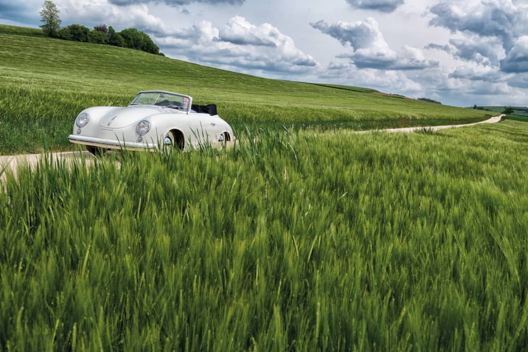 Makellos und perfekt: Nach einer sechsjährigen Restaurierung steht der 356 1500 wahrscheinlich besser als zu seiner Entstehung da – und das Unikat fährt sich, wie ein Porsche aus dem Jahr 1953 fahren muss: sportlich und mit dem unverkennbaren Klang, der die Marke auszeichnet.