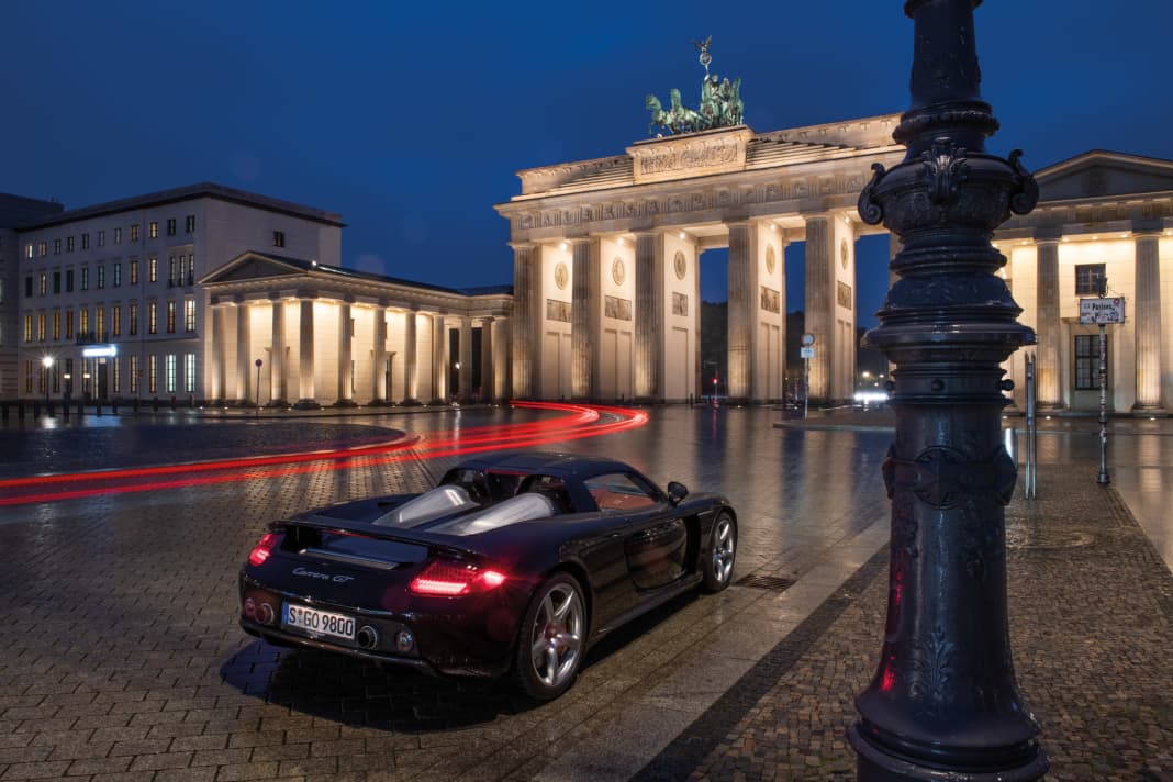Projektnummer 980: der Porsche Carrera GT vor dem Brandenburger Tor auf dem Pariser Platz in Berlin.