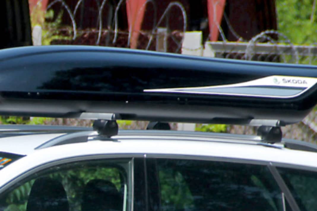 DACHBOX Die abschließbare Design Dachbox von Skoda Original Zubehör überzeugt mit einem Fassungsvermögen von 380 Litern. Bis zu fünf Paar Skier oder vier Snowboards, aber auch anderes Sperr-Gepäck, finden darin Platz