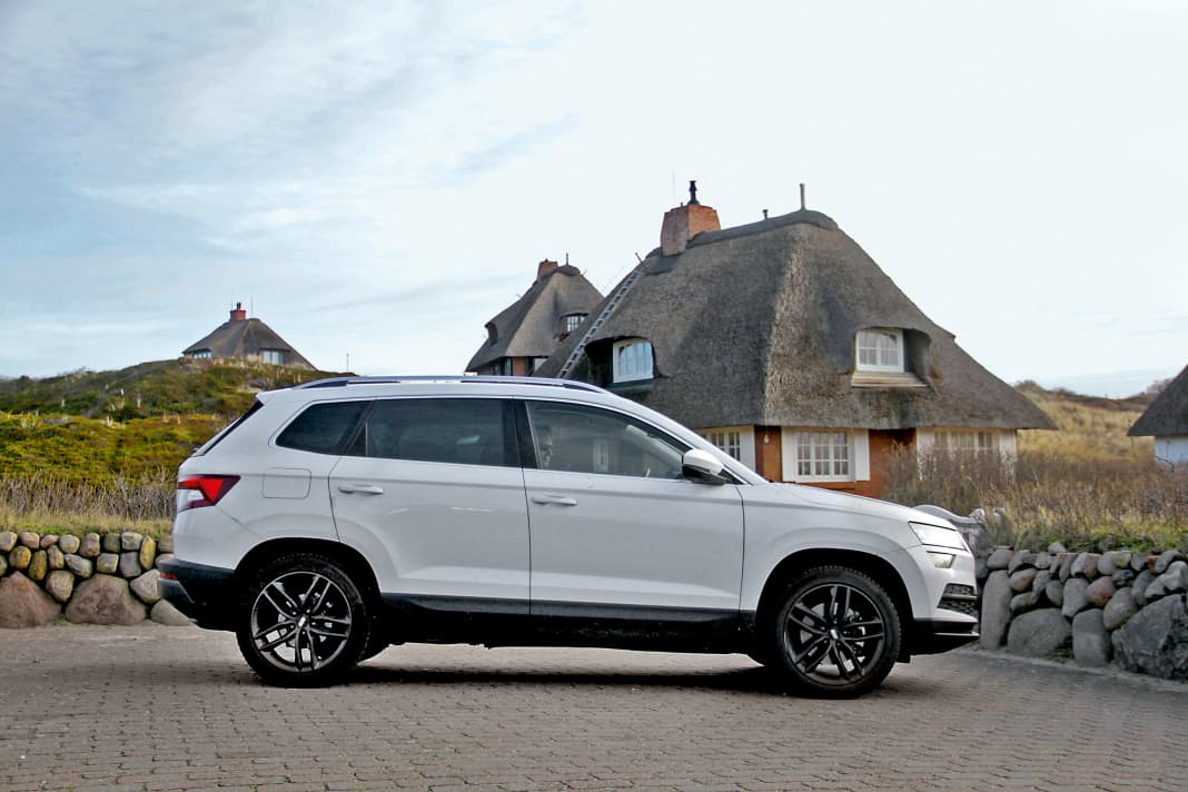 18-ZOLL-FELGE SX VON BBS: Die 8Jx18-Alugussfelge „SX“ im 5-Doppelspeichen-Design, Oberflächen kristall-schwarz glänzend lackiert, strahlt sport liche Eleganz aus und passt optisch hervorragend zur weiß lackierten Karosserie mit ihren schwarz abgesetzten unteren Bereichen an Stoßfängern und Schwellern. Das BBS-Rad ist auch in den Farben Silber und Platium erhältlich (UVP 739 Euro / Satz) Info: www.bbs.com