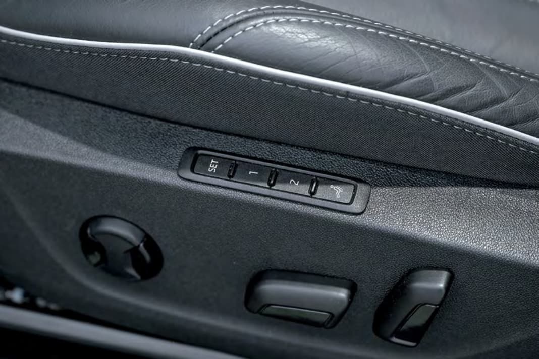 Elektrisch einstellbare Sitze mit Memory- und Massagefunktion (Option) erhöhen den Komfort