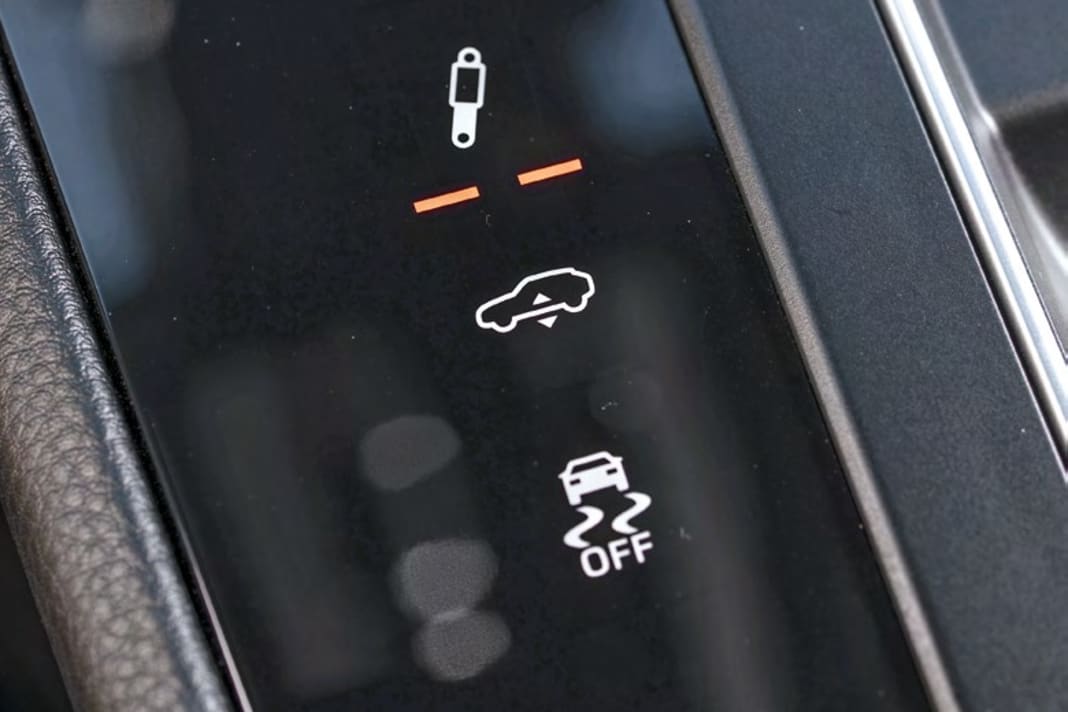 Die adaptive Dämpferregelung mit drei Kennlinien (PASM) ist beim Macan T stets an Bord, ganz gleich ob mit Stahlfeder- oder Luftfahrwerk