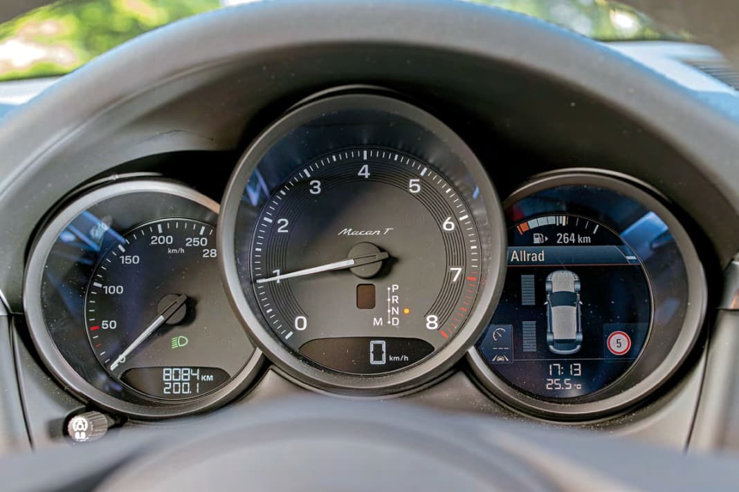 Drei-Uhren-Sammlung, zweimal anlalog, einmal digital, mittiger Drehzahlmesser – das wirkt ein wenig old school und gerade deswegen so ungemein reizvoll