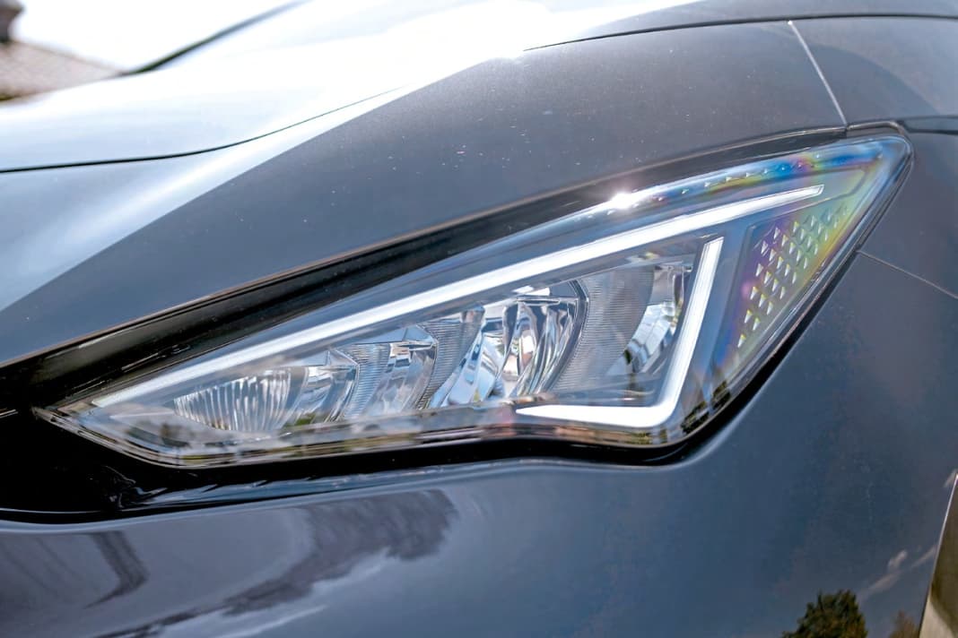 Voll-LED-Scheinwerfer mit Lichtsensor, Abbiegefunktion und Schlechtwetterlicht zählen beim Born zum serienmäßigen Ausstattungsumfang