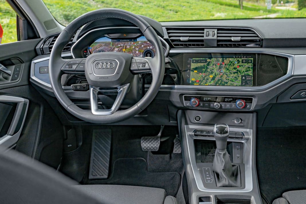 Das luftig-schicke Armaturenbrett auf zwei Ebenen integriert den Infotainment-Bildschirm elegant. Wer nicht so tief blicken möchte, holt sich die optionale Navigation einfach aufs Digital-Cockpit Pro für 400 Euro