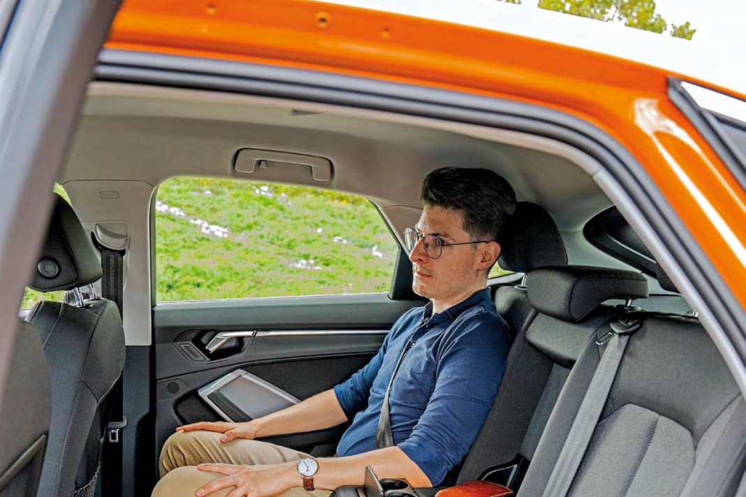 Knie- und Kopffreiheit sind ausgezeichnet – trotz des nach hinten abfallenden Dachs. Für 120 Euro extra gibt es auch eine Armauflage mit Cupholdern