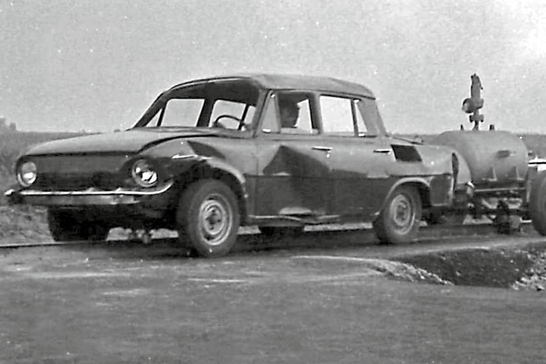Undatiert: Möglicherweise der erste Crashtest überhaupt mit einem Skoda 1000 MB (1968)