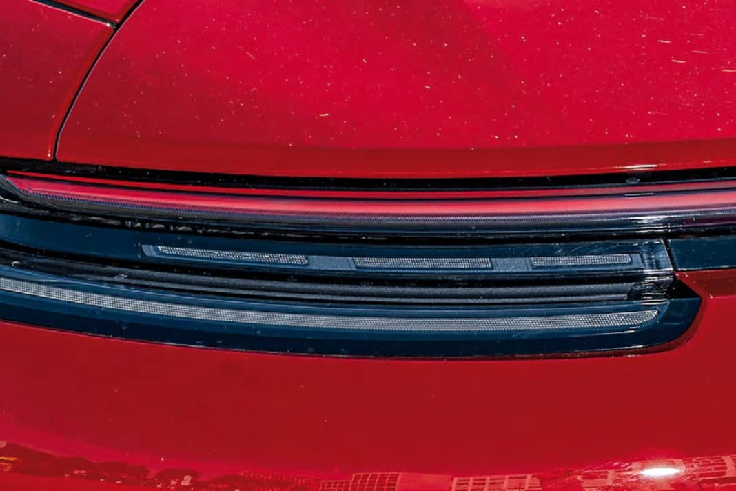 Alles ein bisschen gesitteter beim Porsche: mehr Rundungen, schmalere Rückleuchten, dazu ein LED-Band über die ganze Breite