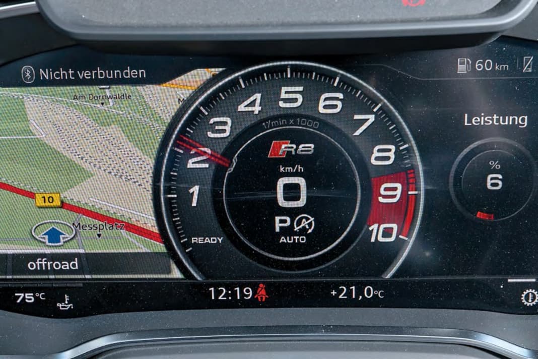 Digitales Spyder-Cockpit, das teils altbacken wirkt. Dennoch ist es gut bedien- und ablesbar