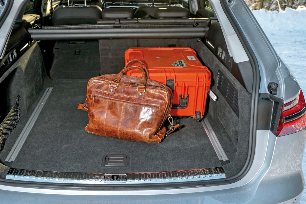 Mit 565 bis 1.680 Litern fällt das Laderaumvolumen großzügig, wegen der flachen D-Säulen aber nicht riesig aus. Praktisch: die dreiteilige Rückbanklehne