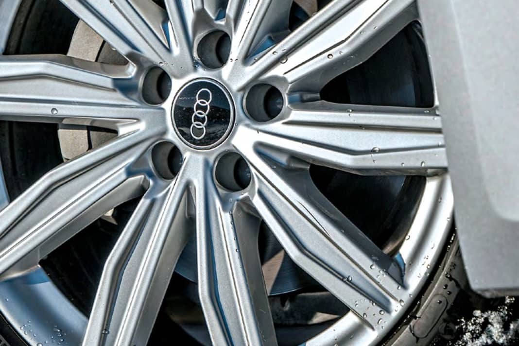 Der Testwagen rollte auf optionalen 19-Zöllern im Design „10-Speichen-Dynamik“