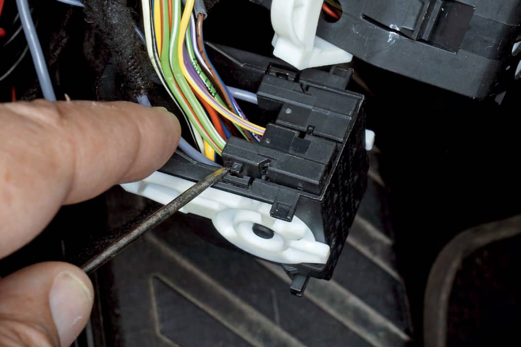 20 Steck-Kammern nach Lösen der seitlichen Rastnasen herausziehen