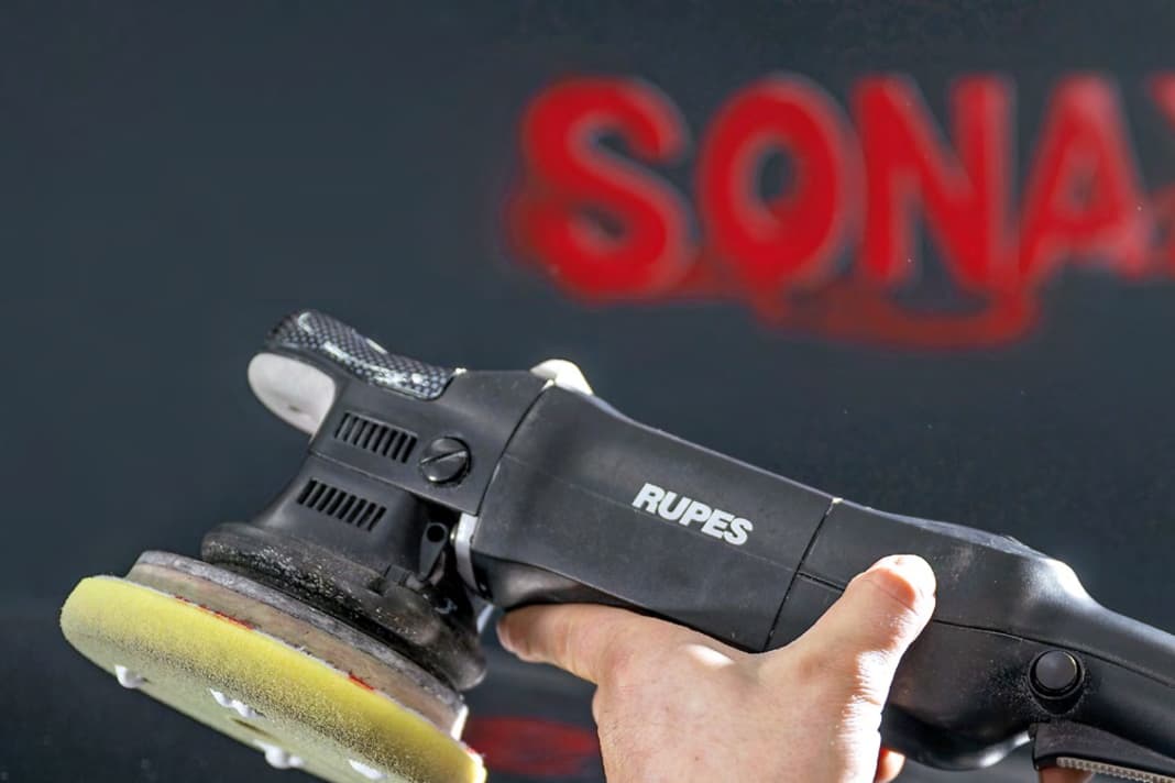 Nach der Fahrzeugwäsche und vor der Versiegelung muss der Lack auf Hochglanz poliert werden