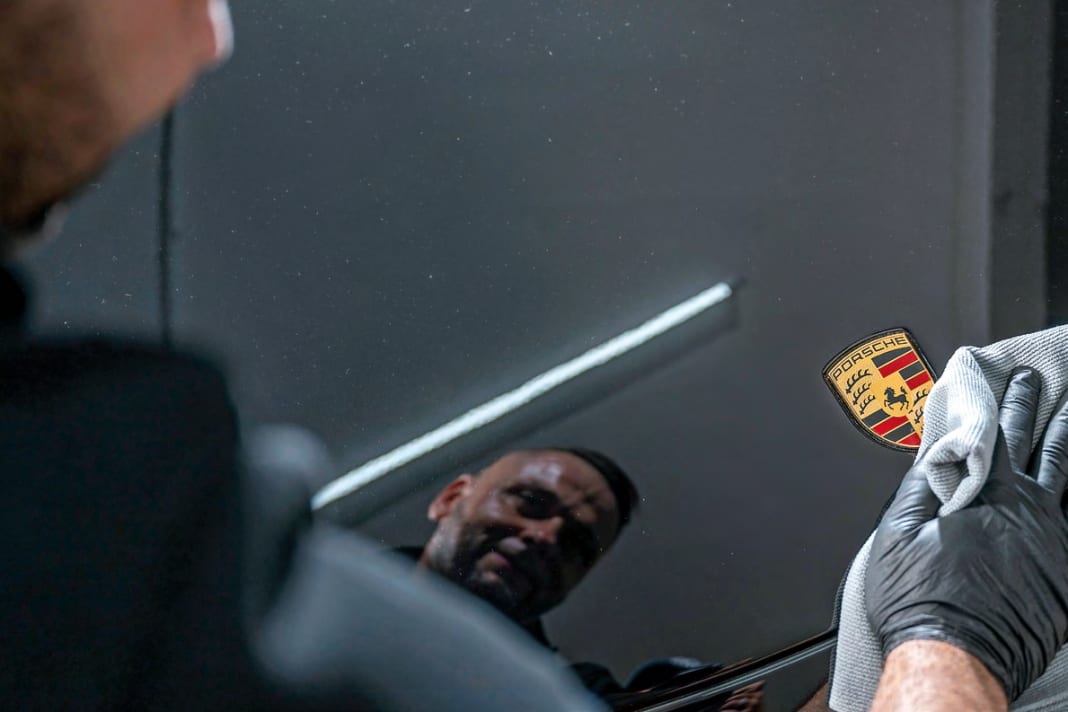 Kein Vergleich: Der Lack wirkte vor der Behandlung stumpf und war übersät mit Hologrammen – nun ist er wie ein Spiegel