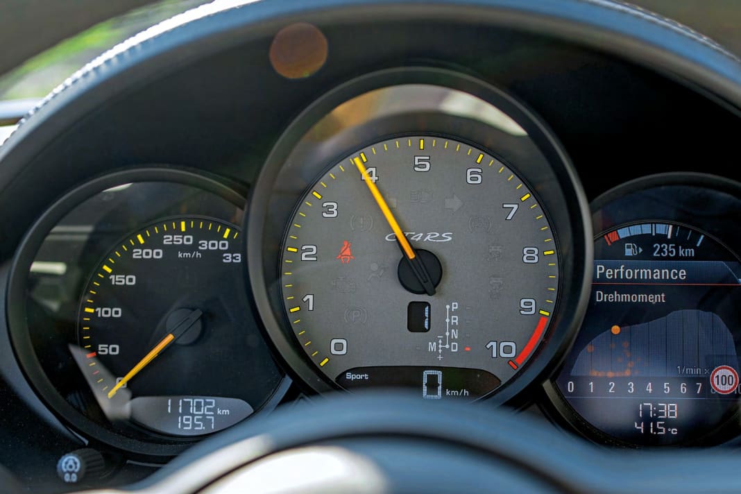 Perfekt ablesbarer Drei-Uhren-Tacho mit jeder Menge Analog-Charakter – geil!