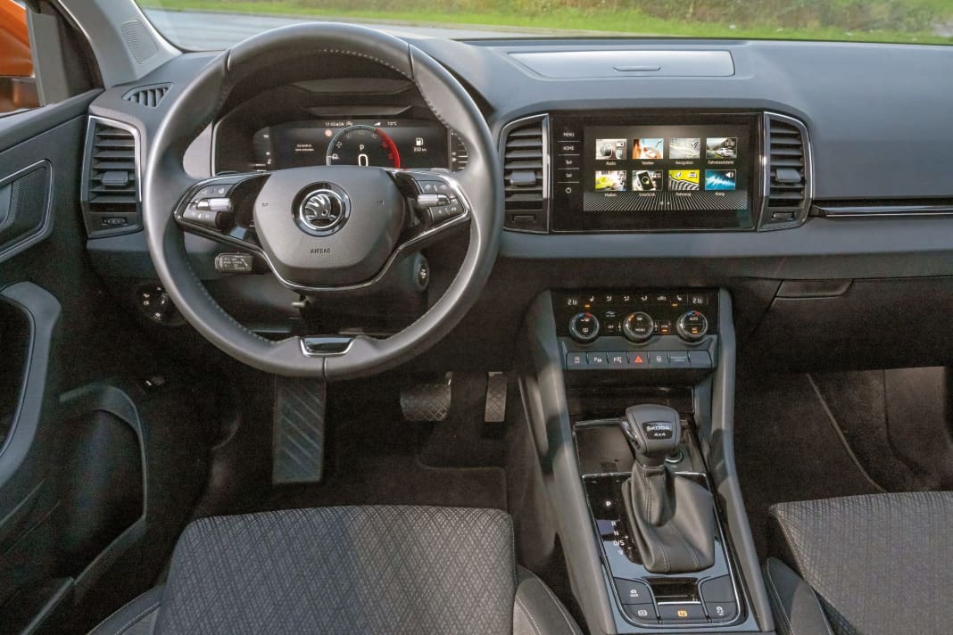Das Cockpit ist aufgeräumt und dank der verbliebenen Taster und Drehregler auch während der Fahrt bestens bedienbar