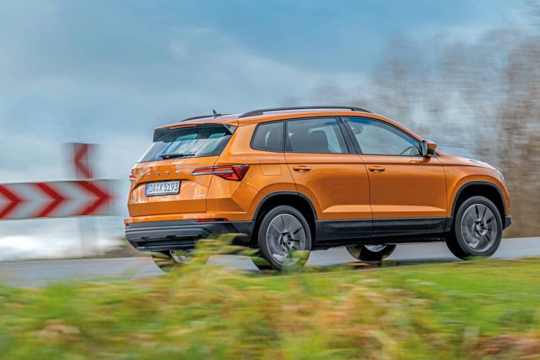 Fahrdynamisch lässt der Skoda Karoq 2.0 TDI DSG 4x4 dank seines Allradantriebs und der feinen Abstimmung kaum Wünsche offen. Wer es sportlicher liebt, wählt das Performance-Paket mit dem adaptiven DCC-Fahrwerk und der Progressivlenkung für 910 Euro extra | Fotos J. Bürgermeister