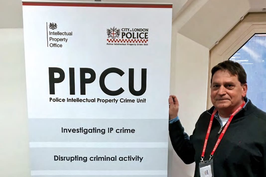 Teilnahme an der Einsatzbesprechung für eine Razzia der City of London Police