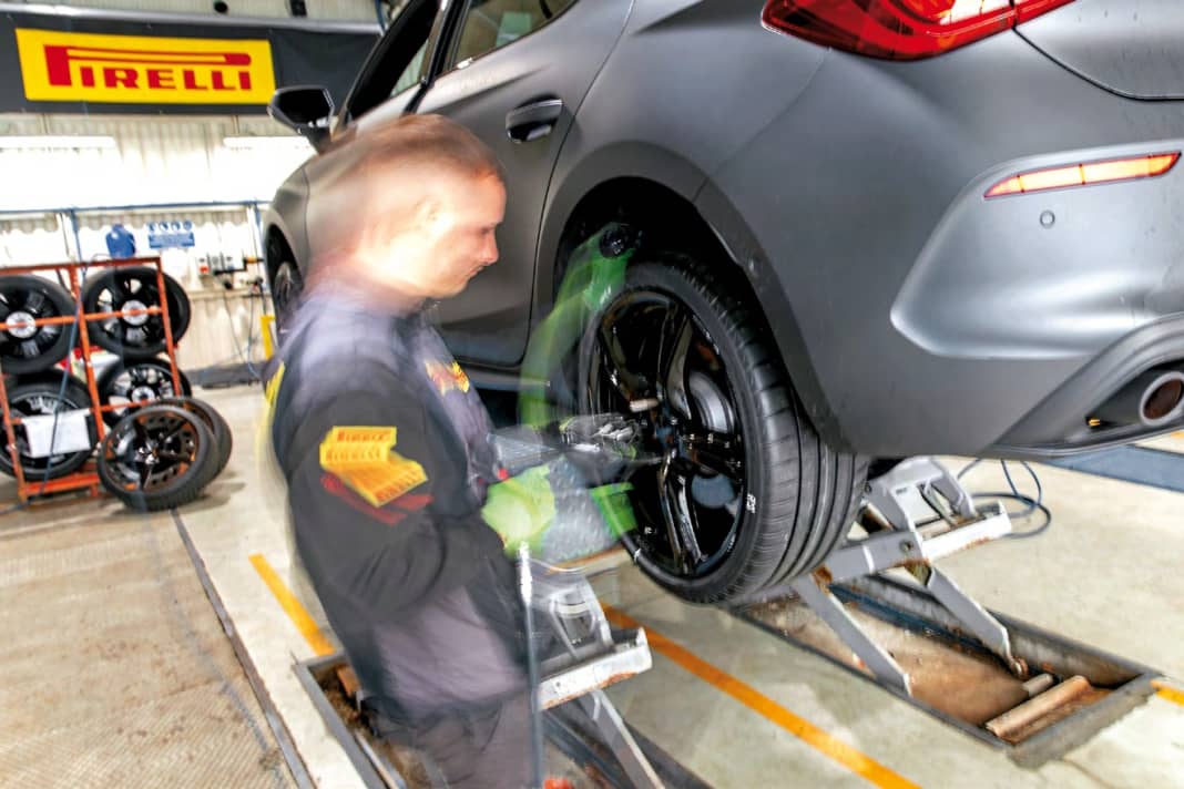 Flink und fleißig: Ohne erfahrene Reifenmonteure wäre ein geregelter Testablauf nicht möglich