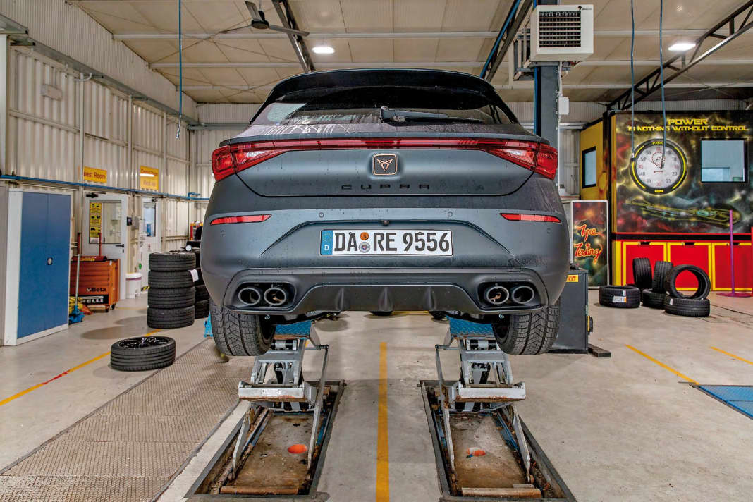 Immer wieder auf und nieder ... Die Hebebühne spielt beim Reifentest eine zentrale Rolle